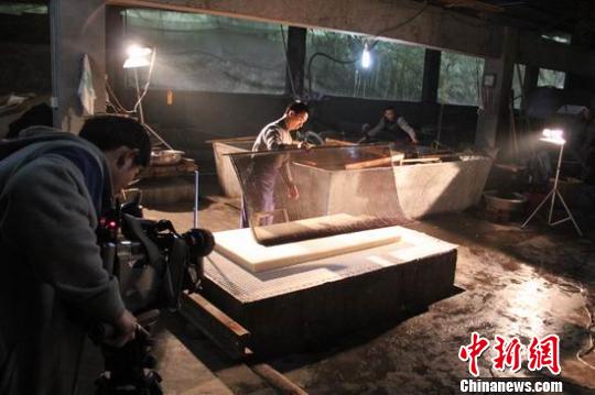 台湾《大陆寻奇》电视栏目走进四川夹江采访拍摄