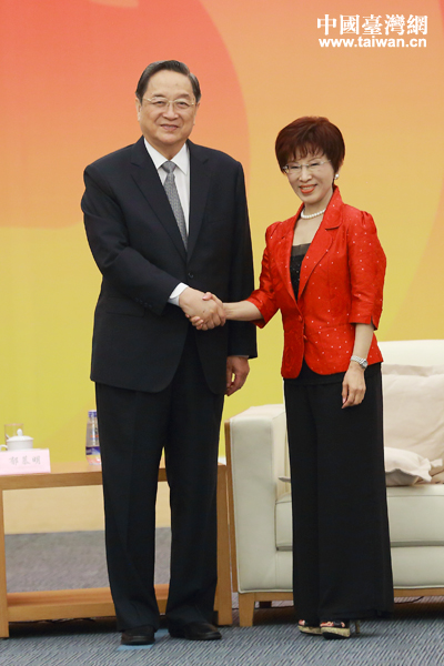 俞正声在厦门国际会议中心会见出席第六届海峡论坛的两岸各界人士