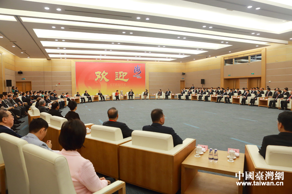 俞正声在厦门国际会议中心会见出席第六届海峡论坛的两岸各界人士