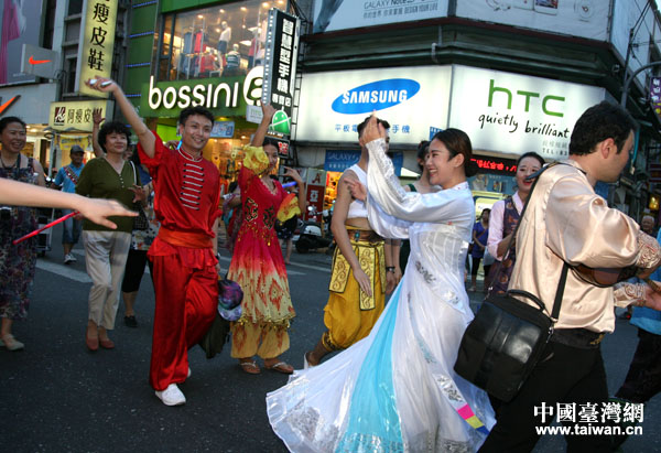 来自中央民族大学的藏族、蒙古族、朝鲜族、傣族、哈萨克族等少数民族青年身着盛装,与岛内各县市的32支少