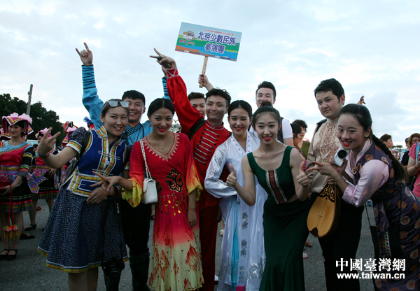 来自中央民族大学的藏族、蒙古族、朝鲜族、傣族、哈萨克族等少数民族青年身着盛装,与岛内各县市的32支少