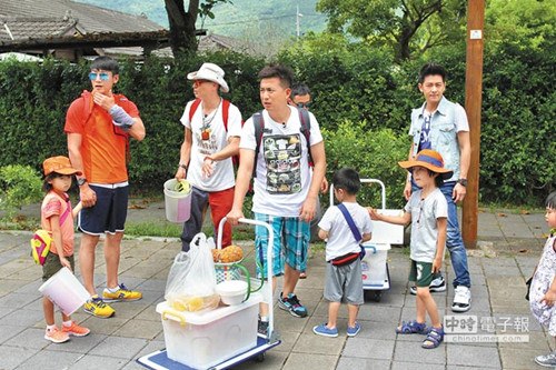 《爸爸2》台湾拍摄:Kimi萌力爆发姐姐笑呵呵(图) 《爸爸2》台湾拍摄:Kimi萌力爆发姐姐笑呵呵(图)