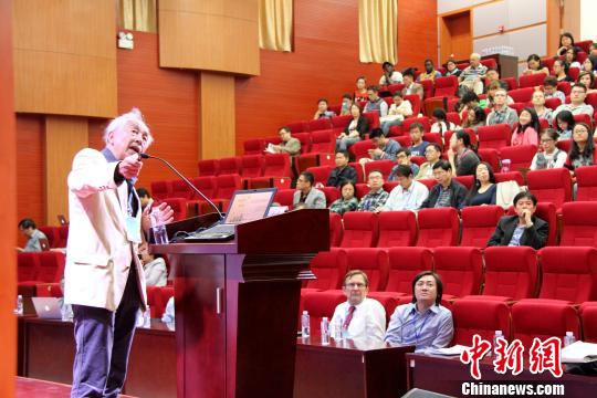 著名语言学家王士元院士在演化语言学国际研讨会上发表主题演讲 著名语言学家王士元院士在演化语言学国际研讨会上发表主题演讲
