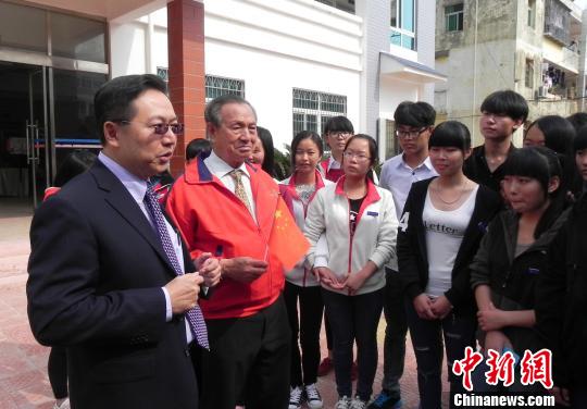 台胞祖孙三代赴闽捐资兴学 闽台两中学缔结姐妹校 台胞祖孙三代赴闽捐资兴学 闽台两中学缔结姐妹校