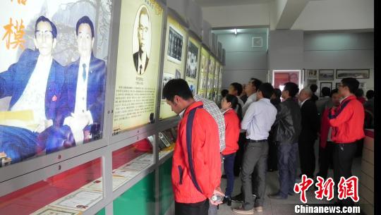 台胞祖孙三代赴闽捐资兴学 闽台两中学缔结姐妹校 台胞祖孙三代赴闽捐资兴学 闽台两中学缔结姐妹校