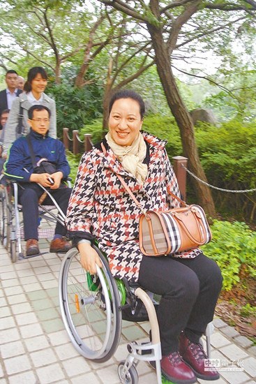 大陆身障人士台北搭捷运、逛公园 称赞无障碍设施 大陆身障人士台北搭捷运、逛公园 称赞无障碍设施