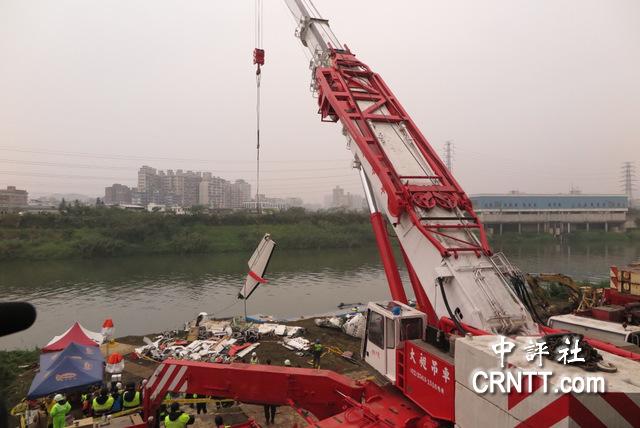 复兴航空飞机残骸转运怵目惊心 复兴航空飞机残骸转运怵目惊心
