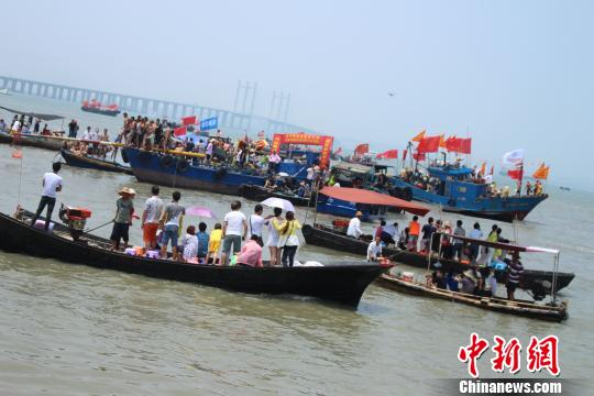 逾万民众福建石狮齐闹端午 闽台对渡海上泼水引乡愁