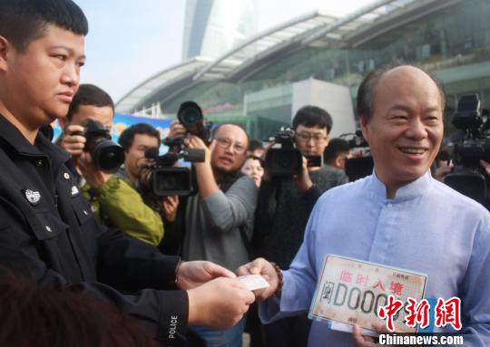 14日上午,62位台湾自驾车友携10部车辆乘“中远之星”客滚轮抵达厦门国际邮轮中心,即将开始八闽自驾游。图为台湾车友在现场快速办理临时驾照和车牌。 陈悦 摄