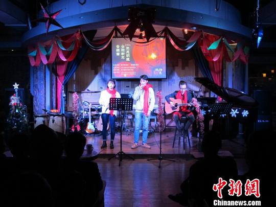 厦门台商台胞举办音乐会吹拉弹唱迎新年 厦门台商台胞举办音乐会吹拉弹唱迎新年