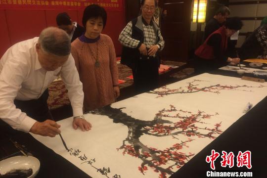 两岸书画家晋江笔会迎新年台“儒将”挥墨画梅 两岸书画家晋江笔会迎新年台“儒将”挥墨画梅