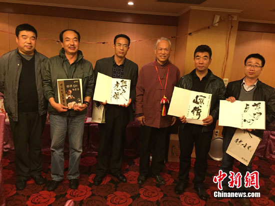 图:庆阳文博参访团与台毫芒雕刻家陈逢显艺术交流 图:庆阳文博参访团与台毫芒雕刻家陈逢显艺术交流