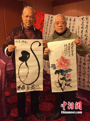 台湾艺术家陈逢显现场挥毫“猴”,以迎接2016猴年的到来,与艺术家林裕淳交流互动 台湾艺术家陈逢显现场挥毫“猴”,以迎接2016猴年的到来,与艺术家林裕淳交流互动