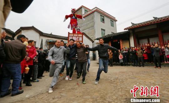 福建连城“走古事”震撼上演两岸同胞共闹元宵 福建连城“走古事”震撼上演两岸同胞共闹元宵