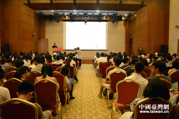 “情系青春——两岸青年八闽行”参访团在平潭台湾创意园与两岸青年创客交流创业经验