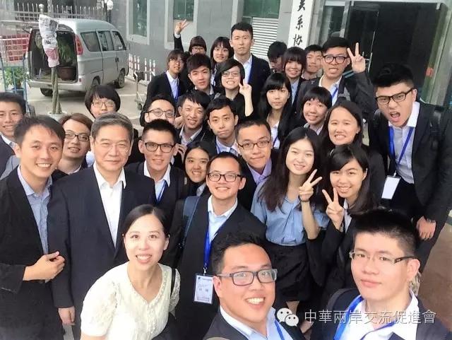 国台办张志军主任与台湾青年“自拍”合影。 国台办张志军主任与台湾青年“自拍”合影。