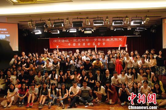 8��2�գ���������Ͽ����������������ѧ�����������ڱ������С�ͼΪ�����������ϯ��ļα��Ⱥ�Ӱ������СԸ ��