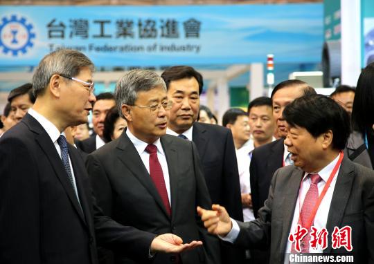 海峡两岸博览会1日在山东潍坊召开。中共中央台办、国务院台办主任张志军、山东省人民政府省长郭树清参观博览会。 沙见龙 摄