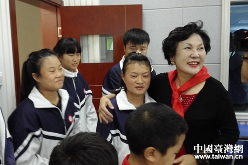 台商董淑贞女士(右一)与受助学生亲切交流