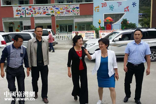 董淑贞(右三)参观校园