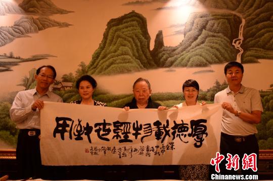 孔依平写下“厚德载物、经世致用”赠予恩施 董晓斌 摄