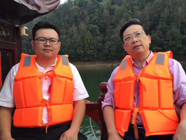 人民日报人民论坛电视主持人吴礼明博士(右)在鸳鸯湖里游船上采访江西婺源鸳鸯湖旅游开发有限公司总经理赖建名(左)