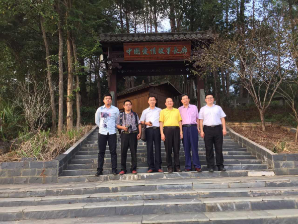 赖建名(右一) 及其父亲(右三)与人民日报人民论坛电视主持人吴礼明博士一行在爱情故事长廓前合影