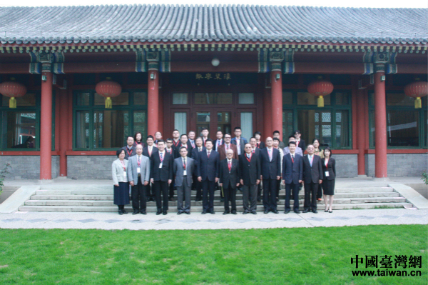 与会的两岸嘉宾在宋庆龄故居大客厅外合影留念