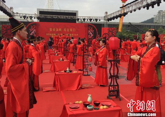 来自海峡两岸的五十一对新人在厦门举行集体汉服婚礼。 陈悦 摄