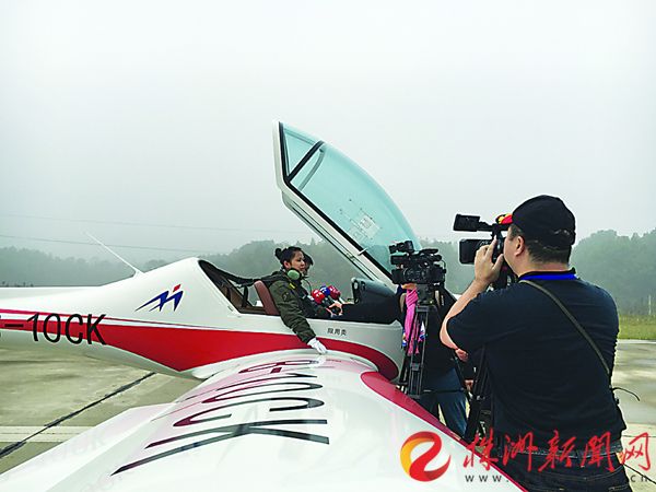 采访团正在访问阿若拉飞行员 记者 刘娟 摄_副本