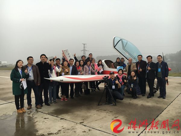 采访团与阿若拉合影 记者 刘娟 摄