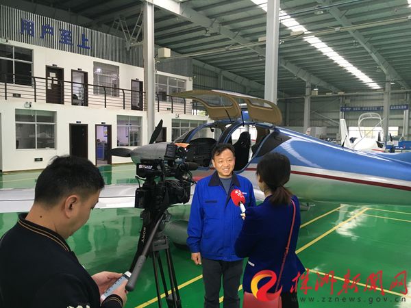 采访团正在访问山河科技技术人员 记者 刘娟 摄