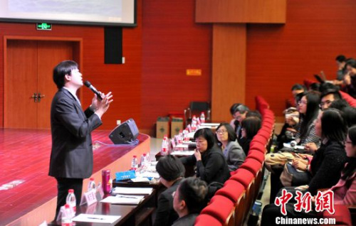 11月29日,台湾新竹清华大学语言学博士、台中科大应用中文系助理教授张群与厦大海外教育学院学生现场互动交流。杨伏山 摄