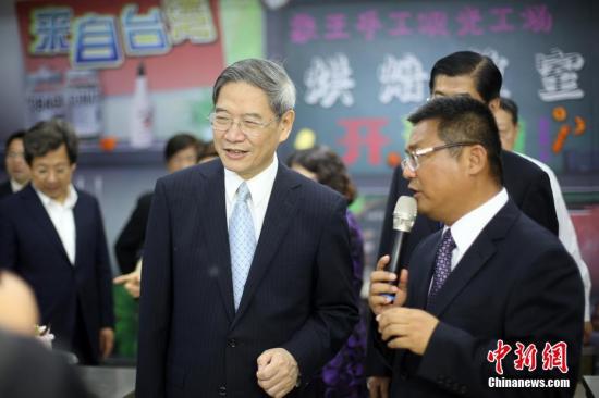 5月8日,中共中央台办、国务院台办主任张志军(左)参观江苏宿迁台湾青年就业创业基地,张志军表示,要通过各种途径,让台湾青年了解大陆市场和企业,了解大陆经济发展势头和机遇。当天,“台商走电商”启动暨京东·台企名品馆上线仪式在宿迁举行,张志军出席并致辞。<a target='_blank' href='http://www.chinanews.com/'><p align=