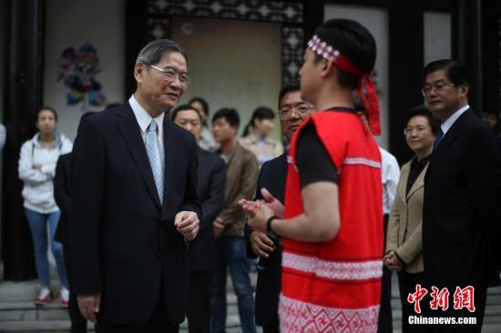 5月8日,中共中央台办、国务院台办主任张志军参观江苏宿迁台湾青年就业创业基地,张志军表示,要通过各种途径,让台湾青年了解大陆市场和企业,了解大陆经济发展势头和机遇。当天,“台商走电商”启动暨京东·台企名品馆上线仪式在宿迁举行,张志军出席并致辞。图为张志军(前左)与台湾青年交谈。<a target='_blank' href='http://www.chinanews.com/'><p align=