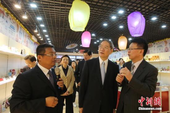 5月8日,中共中央台办、国务院台办主任张志军(中)参观江苏宿迁台湾青年就业创业基地,张志军表示,要通过各种途径,让台湾青年了解大陆市场和企业,了解大陆经济发展势头和机遇。当天,“台商走电商”启动暨京东·台企名品馆上线仪式在宿迁举行,张志军出席并致辞。<a target='_blank' href='http://www.chinanews.com/'><p align=