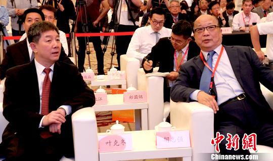 图为叶克冬(左)在南通与中国国民党副主席胡志强(右)交谈。 崔佳明 摄