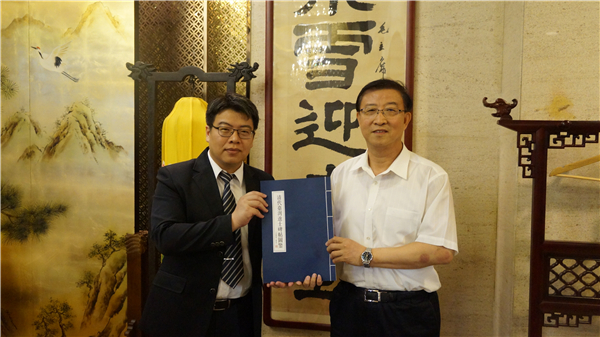 市台联党组书记王兰栋(右)代表市台联向台北市大同高级中学赠送《清代台湾进士碑帖图鉴》。 市台联党组书记王兰栋(右)代表市台联向台北市大同高级中学赠送《清代台湾进士碑帖图鉴》。