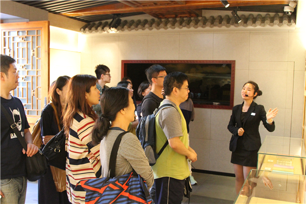 台北市大同高级中学教师听取会馆历史讲解。 台北市大同高级中学教师听取会馆历史讲解。