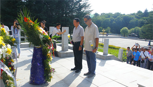 缅怀先烈 两岸黄埔后人参观杨靖宇殉国地