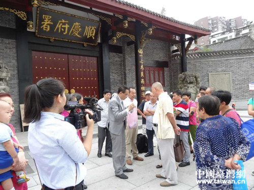 秦钰勋(图中着西服者)在南充顺庆府署前。 秦钰勋(图中着西服者)在南充顺庆府署前。