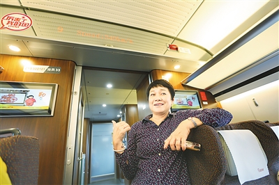 图为近日来自台湾高雄的郑雪玲女士在车厢内为“复兴号”点赞 图为近日来自台湾高雄的郑雪玲女士在车厢内为“复兴号”点赞