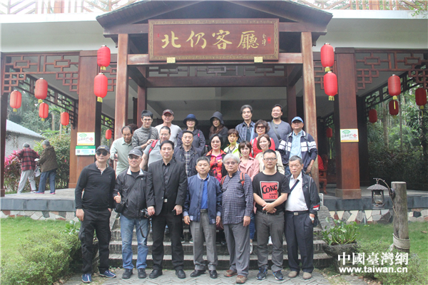 两岸网络媒体人在北仍村合影留念。(中国台湾网 吴晓寒 摄) 两岸网络媒体人在北仍村合影留念。(中国台湾网 吴晓寒 摄)