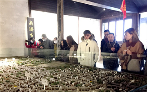 两岸青年参观南浔古镇微缩景观图。(中国台湾网 王亚静 摄)_副本.jpg