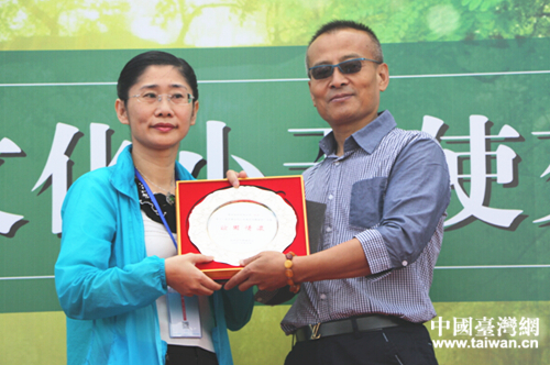 两岸代表互赠纪念品 两岸代表互赠纪念品