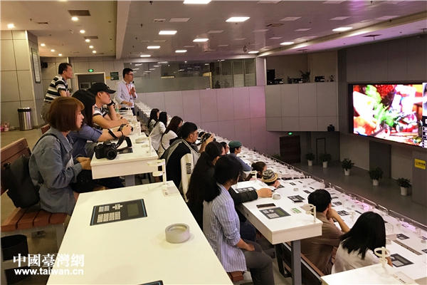 两岸高校师生在斗南花卉电子交易中心拍卖一厅体验鲜花拍卖交易 两岸高校师生在斗南花卉电子交易中心拍卖一厅体验鲜花拍卖交易