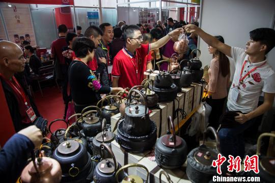 与往届茶博会相比,本届茶博会台湾馆内茶具、茶器的参展比例大幅提高。 李南轩 摄