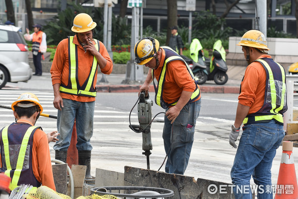 台湾劳资团体代表就基本工资22K还是27K展开“拔河赛” 台湾劳资团体代表就基本工资22K还是27K展开“拔河赛”