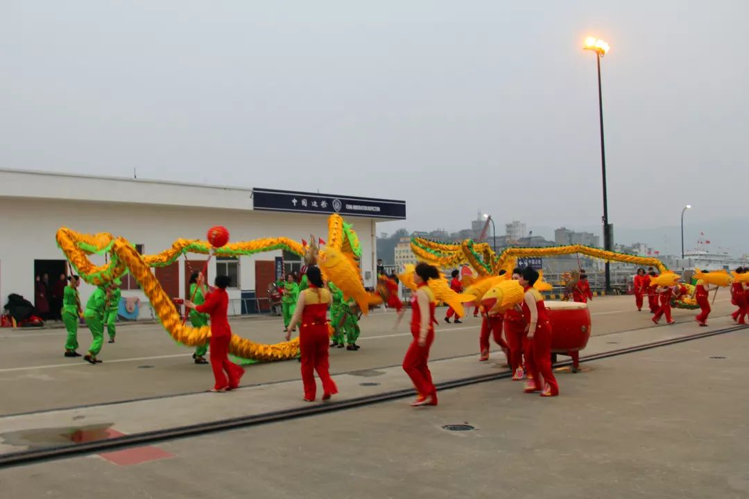“一衣带水难却情·同舟共渡圆新春” ——浙江玉环举行“送台湾同胞回家过大年”活动 “一衣带水难却情·同舟共渡圆新春” ——浙江玉环举行“送台湾同胞回家过大年”活动