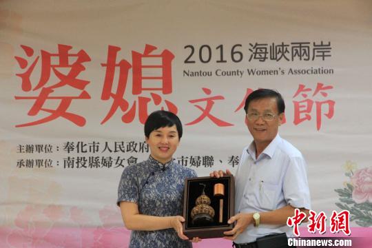 南投县县长林明溱(右)参加活动,称奉化弥勒文化弘扬的是宽容大度的和乐文化,由奉化发起主办婆媳文化节特别具有意义。 徐德金 摄